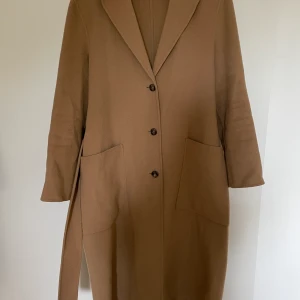 Kappa & other stories - Ullkappa i storlek 34 (passar 36 också)  Oversize modell 