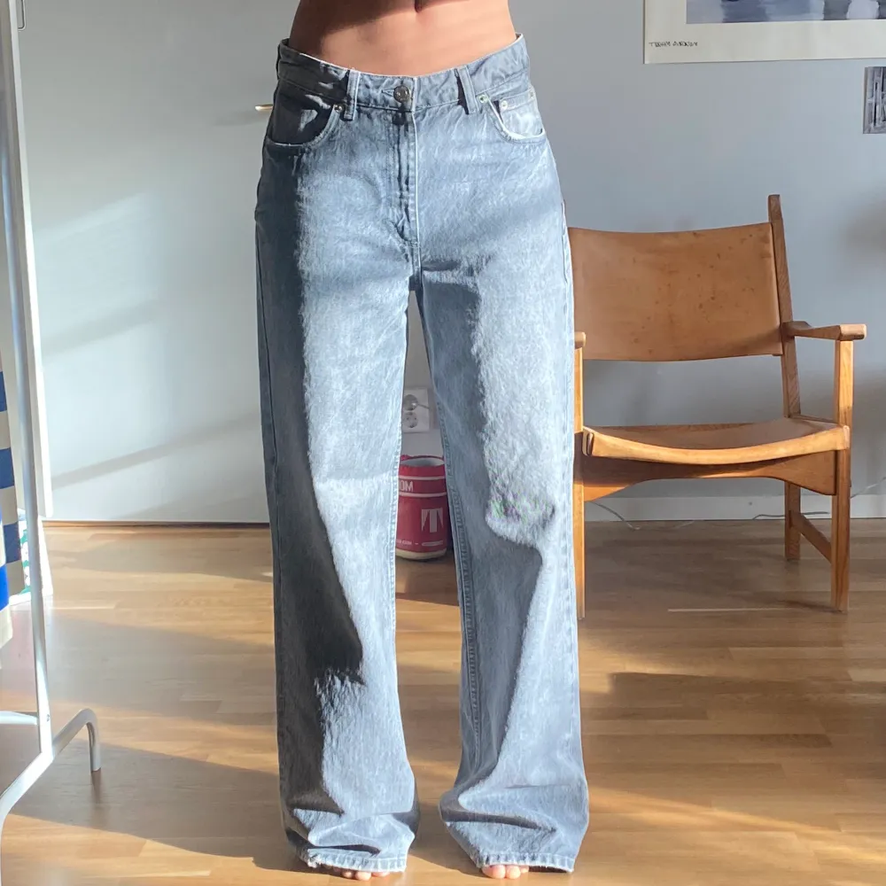 Grå oversized jeans från Zara. Köpta för 500kr i april 2022, använda två gånger. Storlek 36, loose fit på mig som normalt när 34/36.. Jeans & Byxor.