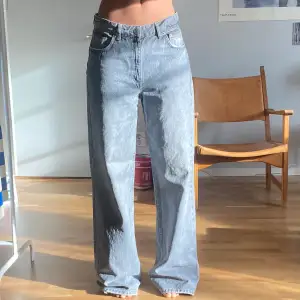 Grå oversized jeans från Zara. Köpta för 500kr i april 2022, använda två gånger. Storlek 36, loose fit på mig som normalt när 34/36.