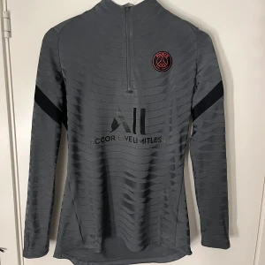Psg tröja  - Säljer då min psg tröja som är super fin älskar värkligen men kommer aldrig till andvändning för inte riktigt min stil. Det är storlek S och än ändvänd typ 5 ggr max!PRIS GÅR ATT DISKUTERAS!‼️NYPRIS 1400‼️