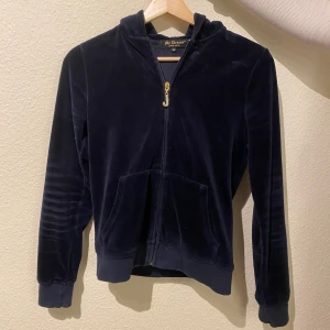 Juicy couture tracksuit - Säljer denna fina juicy dressen, riktig skön är den också. Den är i ny skick då jag inte har använt den så ofta, inga hål, eller skador på den.  Den är i storlek M men passar xs-s för den är liten i storlek.  För mer information och bilder kontakta mig.