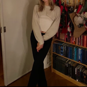 STICKAD KOFTA  - säljer en superfin beige stickad ”kofta” från H&M som bara är använd en gång! jag är normalt en storlek s