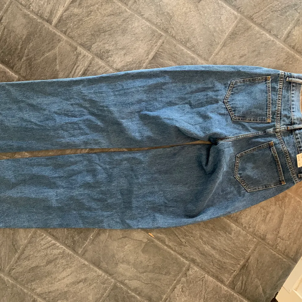 Säljer mina slitna jeans aldrig använda, strl 36/S. Pris 249. Prislappen är fortfarande kvar💓. Jeans & Byxor.