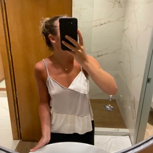 Topp - Snyggt linne som inte riktigt har kommit till användning. Superbra skick! Spårbar frakt❤️