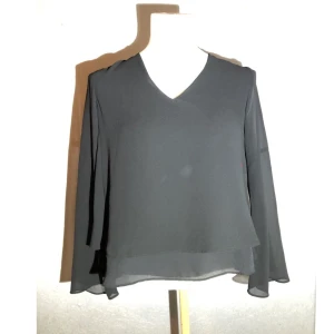 Blus - Svart blus som ligger i lager som en fin detalj