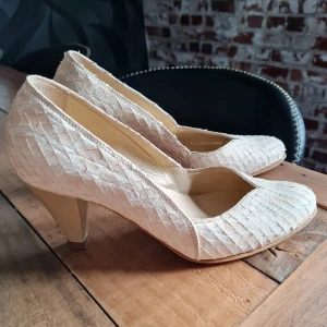 Italienska pumps - Orientalisk look. Från Italien. Bra kvalitet.