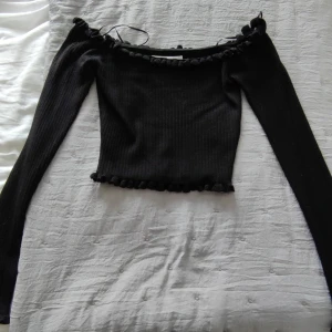 Söt topp från NewYorker - Här är två super söta toppar från New yorker. En svart och en vit. Sparsamt använda och har otroligt skönt material.  Sälja pga att jag ej använder dom.