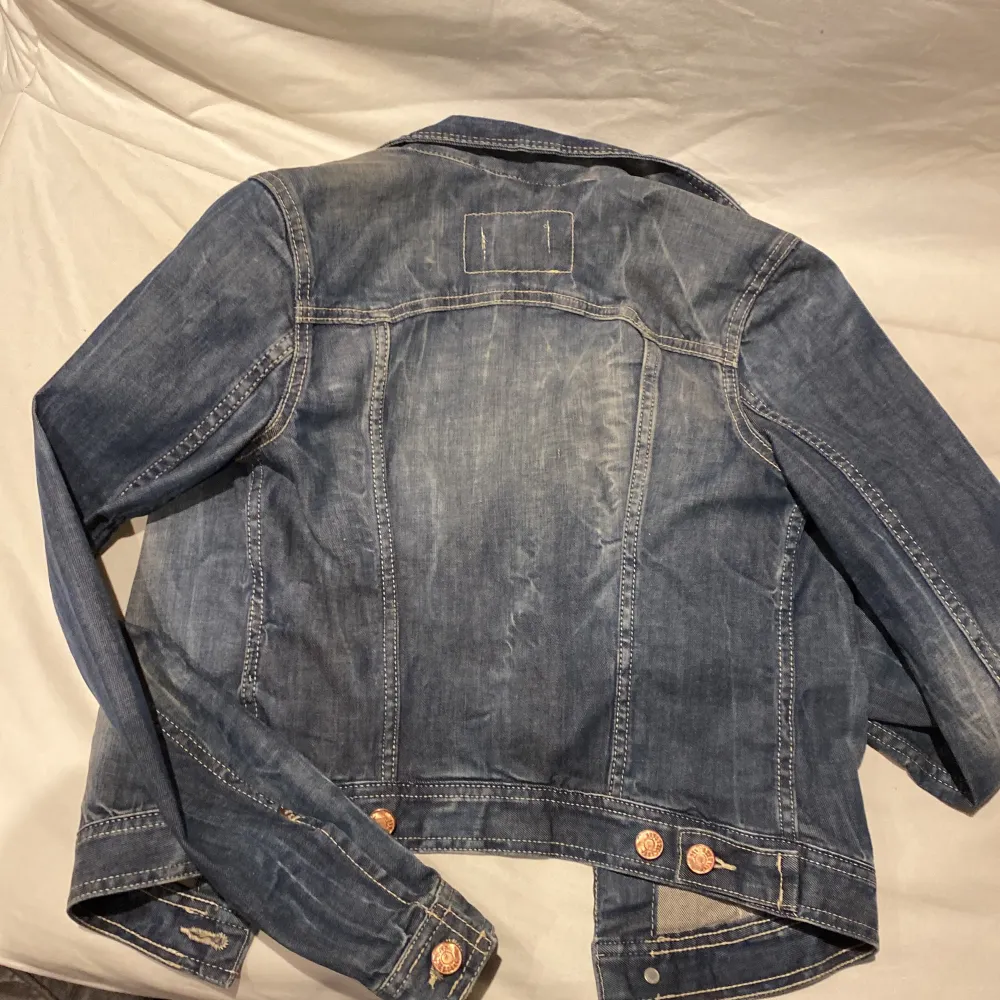 En jätte fin jeans jacka från ”jacket” i storlek 34 passar även min mamma med stor byst och bör storlek 38 ❤️ nypris runt 800 och jag har aldrig använt den men min mamma och jag har testat den på ❤️❤️❤️. Jackor.