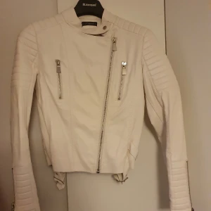 Mc skinnjacka dam  - Helt ny cremevit Mc skinnjacka. Bara hängt i garderoben oanvänd kommer i djur/rökfri hem. Nypris 799kr 