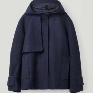 Cos kappa  - Säljer min cos kappa! Storlek S och i jättebra skick, endast använd några gånger. Köparen står för frakt! Nypris 1700