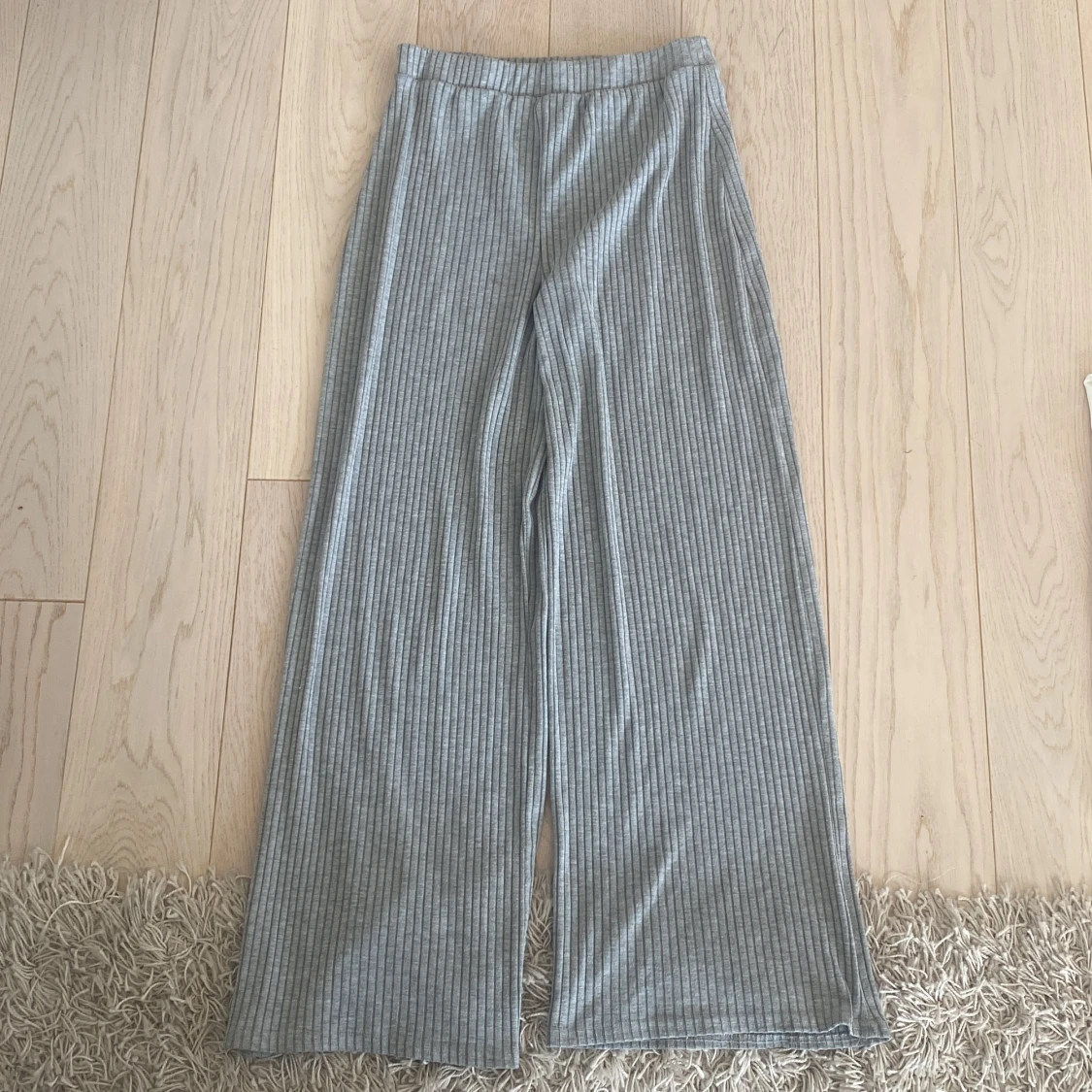 Ribbad mjukisbyxa från Nelly.com