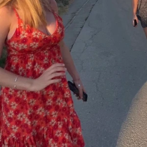 Blommig klänning  - Säljer nu min jättefina klänning från BikBok då den är för liten. Köptes i sommras och är endast använd en gång så den är som ny. 💕 Köparen står för frakt! 💕