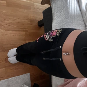 Juicy byxor  - Säljer dessa lågmidjade juicy byxor som inte säljs alls längre, jag kan sänka priset vid snabbt affär! Betalning sedan så postas de tack! köparen står för frakt men vid snabb affär så ingår frakten! 