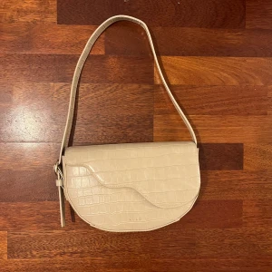 Väska från NAKD  - Beige väska från NAKD. Aldrig använd!! 