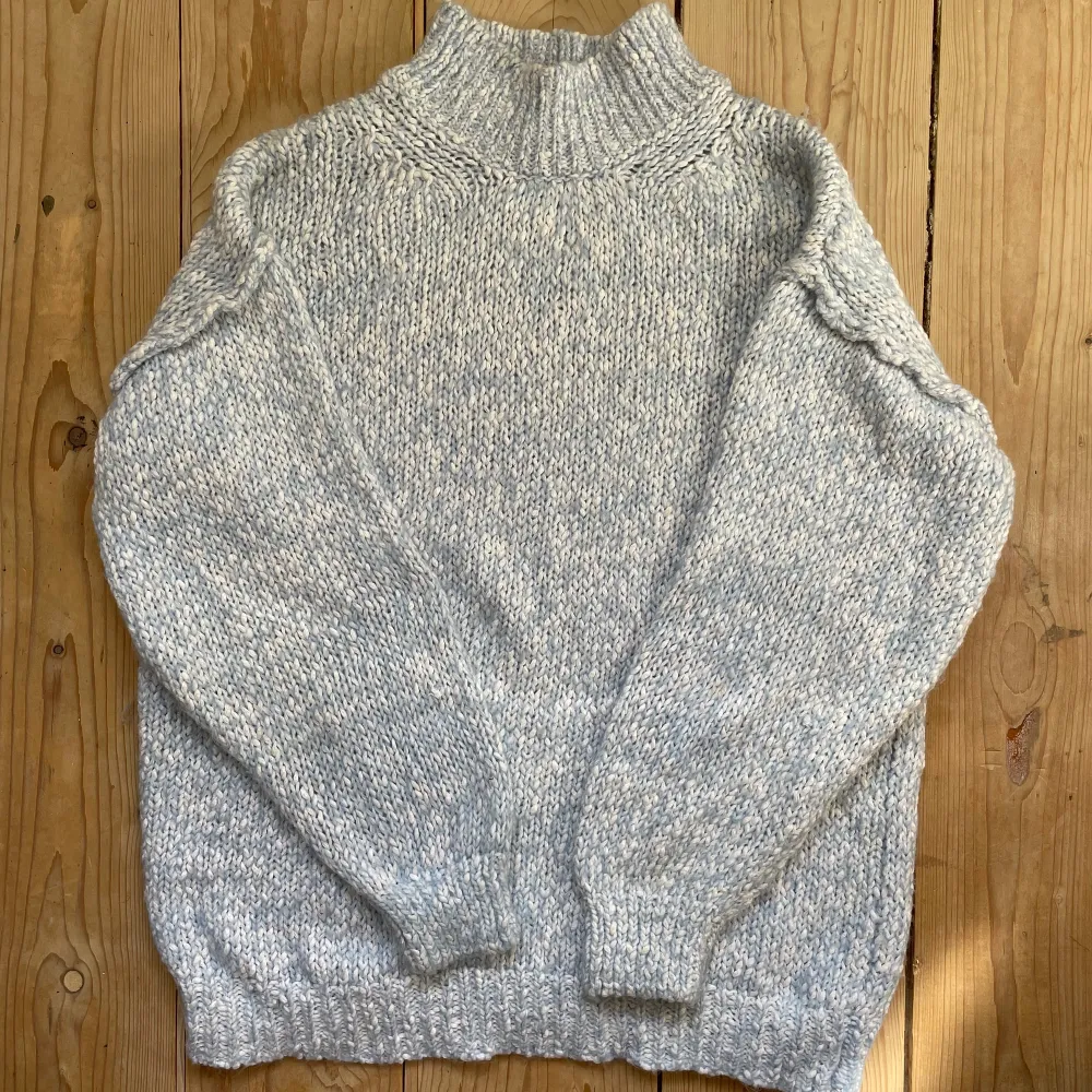 Ljusblå/vit-melerad stickad tröja från Stine Goya. Prototyp så det finns bara en som denna! Storlek xs-s med oversize fit.  Obs snabb affär pga flytt💚. Stickat.