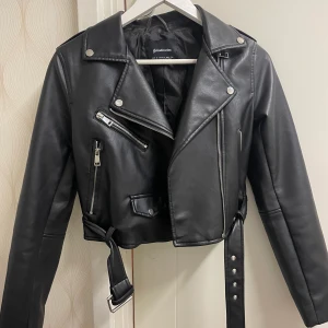 Kort läder jacka  - Jag köpte denna läderjackan på asos för 500kr, den är kort.jag köpte den för 2 månader så den är inte så använd eller gammal. Den är väldigt liten i storleken nästan som xs. Skriv privat om ni vill buda om ett bra pris.
