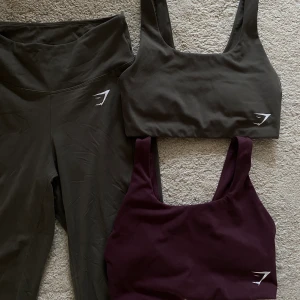 Träningskläder  - Tre plagg för 200kr!! Två sporttoppar och ett par tights i storlek S från Gymshark! Köpare står för frakt 💚 