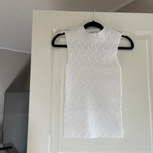Vit topp från Zara - Som ny