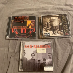 The strokes, bad religion, guns n ‘roses cd-en - Säljer mina The strokes, bad religion, guns n ‘roses cd-en som jag inte använder längre.  Säljer alla 3 för 150 och en för 70. Priset kan diskuteras! Köparen står för frakten 