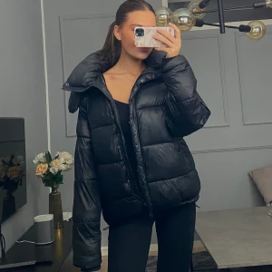 Jacka stl XS, Bikbok - Superfin, varmfodrad vinterjacka i stl XS från BikBok🫶🏼 Oversized modell!  (Nypris 600kr) Obs! Det är hål i innerfickan på höger sida 