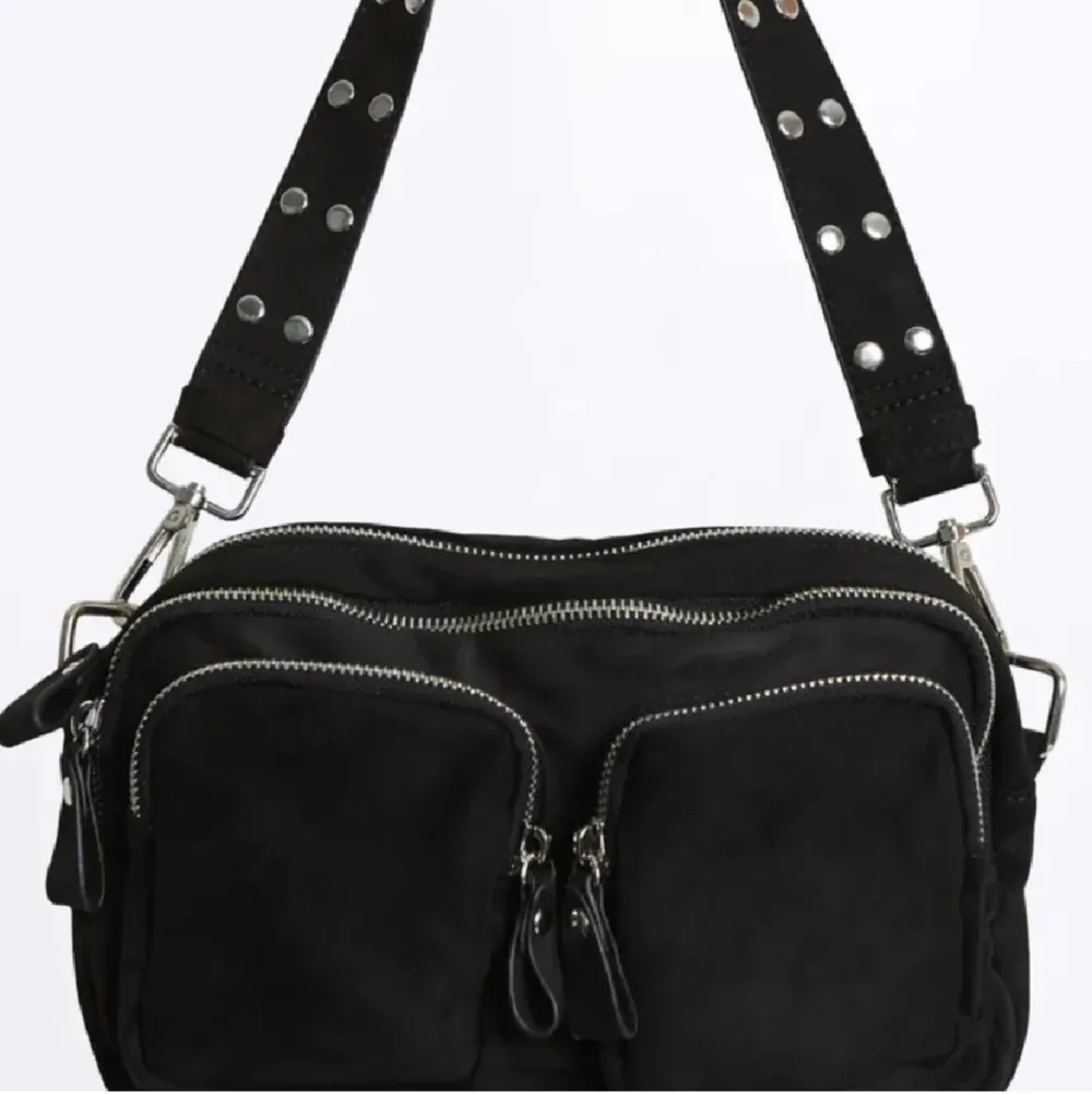 Trendig Gina väska!  Säljer pga att den inte längre kommer till andvändning(finns även ett längre svart band som ingår)köp direkt för 320 inklu frakt!!!(förlåt för smutsig spegel😅). Väskor.