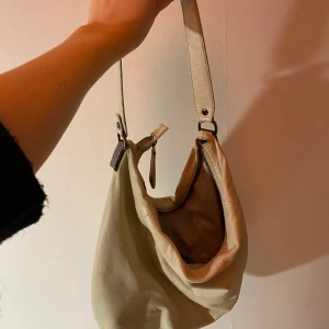 Beige, rimlig väska  - Super snygg väska köpt på secondhand, därav okänt märke❤️ Rymmer verkligen ALLT