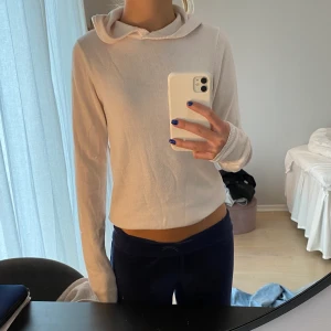 Stickad hoodie - Vit stickad hoodie i storlek XS💖