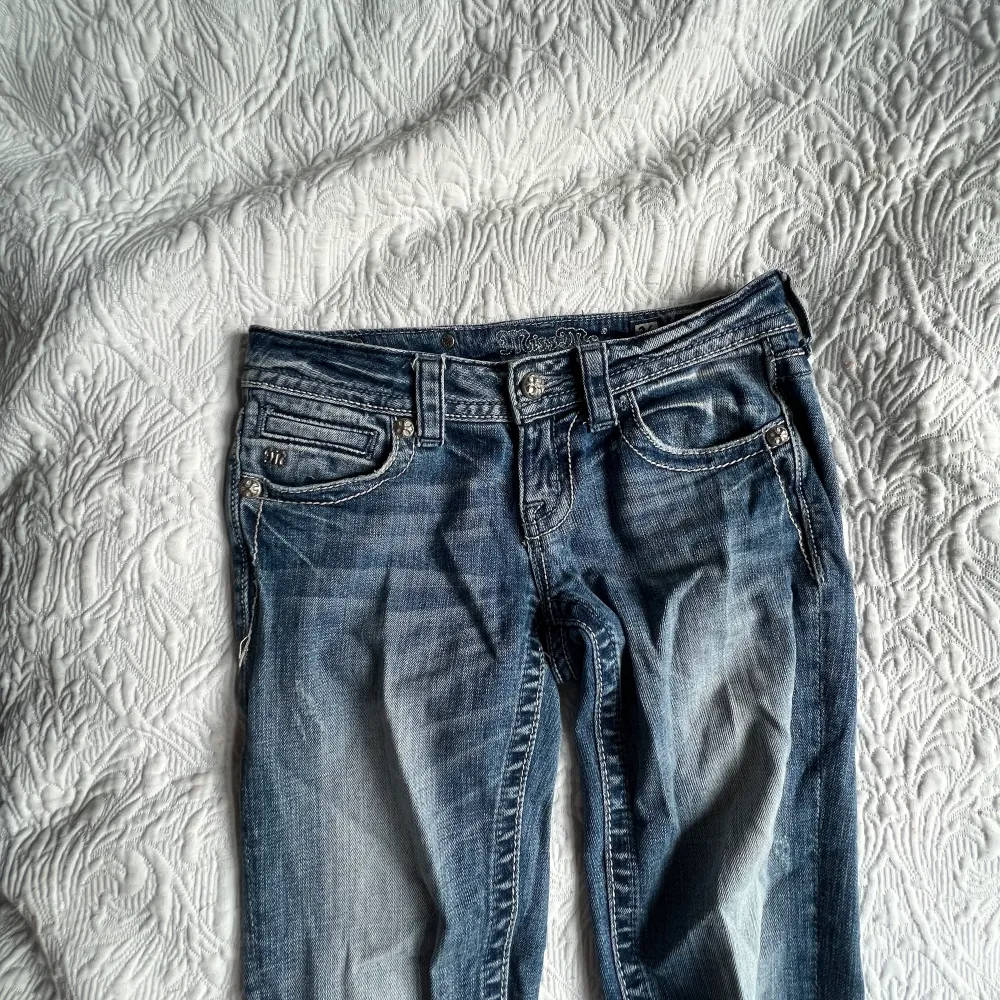 Jättefina jeans använda Max 2 gng pga inte hittar tillfällen att använda dem, de är i stel 26 och passar mindre pga att jag är str 24 Bilder på privat! Modellen är straight leg men de är inte skinny i låren men de är inte bootcut. Jeans & Byxor.