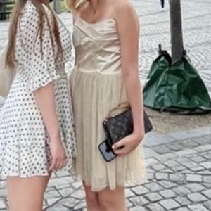 Bandeauklänning strl m - Säljer denna fina badeauklänning från made by m! Så snygg till fest 😍😍