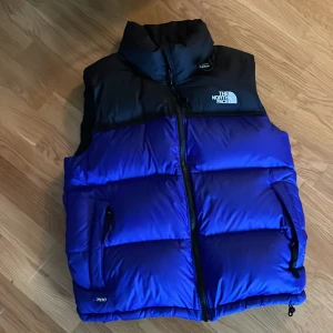 The north face väst - Väldigt fint skick, knappt använd. Strl M men upplever den något liten i strl. Säljer då den knappt använda nypris 2899 kr 
