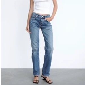 Zara Mid Rise jeans  - Mid Rise jeans från Zara 💕💕 tror inte dom säljs längre💓 sparsamt använda 💞priset är diskuterbart!!