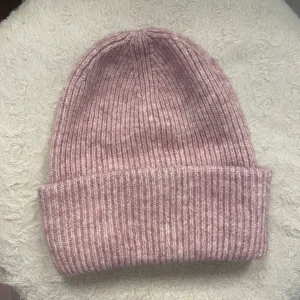 Ribbstickad mössa - Rosa oanvänd mössa från Kappahl, köpt för 249kr😊.