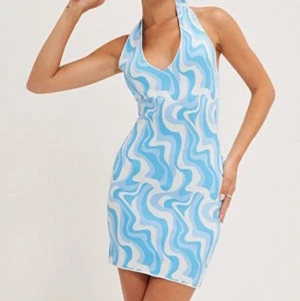 Blå Klänning Gina Tricot - Superfin blå klänning från Gina. Helt slutsåld. Lägger dig snyggt figursydd på kroppen och ger fina former.  | Köparen står för frakten , paketpris vid köp av flera plagg💓 Här av er vid ev. frågor