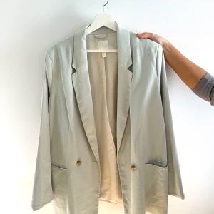 Oversized kavaj - Mintgrön oversized kavaj från H&M i strl L. Använd en gång. 150kr plus frakt. 