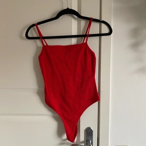 Röd body  - Röd body från Bershka, nästan aldrig använd.