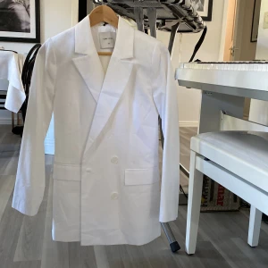 Oversize kavaj  - Helt ny oanvänd med prislappen kvar, inköpt från croatien. Skit fin men får inte riktigt användning av den då det inte är min stil. 