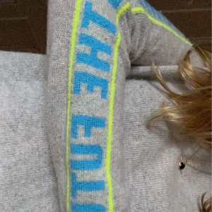 From future tröja - Säljer denna from future tröjan som inte säljs längre! Nypris 1300 söker den för 700! Ingen påverkan och har knappt används. Kontakta om du vill ha mer bilder eller frågor! 💞Pris kan diskuteras 