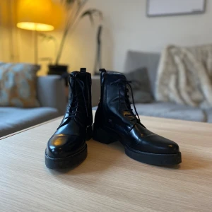 Svarta kängor storlek 36/36,5 - Nästintill oanvända kängor i storlek 36/36,5. Något spetsig tå, insida i mocka, utsida i skinn. Liten platå.  De är otroligt fina, men mina fötter har tyvärr blivit för breda efter bebis. Jag har inte hunnit gå in dem, dvs de är redo att formas efter dig.