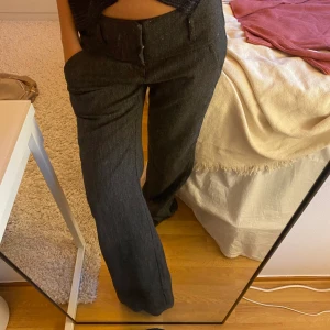 Wide leg lågmidjade kostymbyxor! - Snygga lågmidjade kostymbyxor men säljes då dem är liite för stora för mig. Storlek 36!!! Lite långa på mig som är 167
