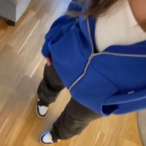 Ziphoodie - Marinblå ziphoodie i storlek s men passar från xs-m. Bra skick