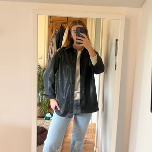 Läderblazer - Jättesnygg läderblazer från weekday som är helt oanvänd. Strl S men passar även CS och M beroende på hur oversized man vill ha.  Köpare står för frakt ☺️