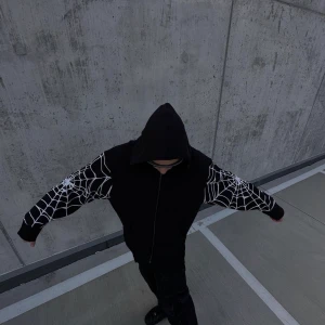 Jaded london zip 🕸️ - Säljer denna feta zip hoodie från jaded london betala typ 1000kr  Sitter skit bra men är lite stor för mig   Size M