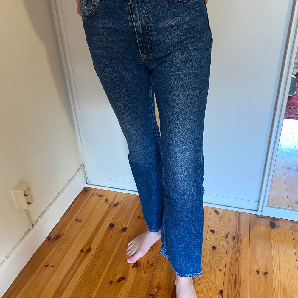 Höga jeans från monki . Jeans & Byxor.