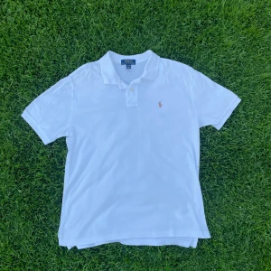 2st Polo Ralph Lauren pike xs - Två polo Ralph Lauren pike i barn storlek som motsvarar xs. Den vita i så gott som nytt skick och i jätte skönt matterial. Den blå är lite mer sliten fast fortfarande bra skick och i klassiskt pike material.   90 kr styck