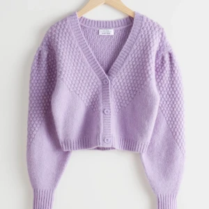 & other stories kofta - Säljer min så fina lila kofta från & other stories. Nypriset är 900kr och är i stolek XS☺️☺️