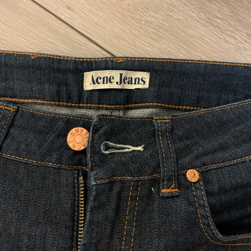 Lågmidjade AcneJeans, säljer då de inte passar mig. Originalpriset är 1100kr. Jätte bra skick, knappt användna🤍. Jeans & Byxor.