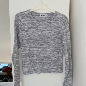 Grå tjocktröja från Weekday - Storlek L. Jättebra material! Säljer eftersom jag inte använder den. 