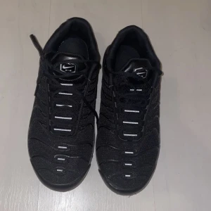 Tn skor - Säljer mina nästan helt nya tn skor. Har användit dem Max 5 gånger. Dem är i väldigt fint skick. Stl 42