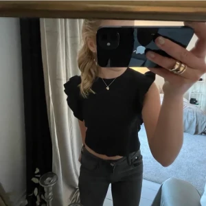 volang topp zara - volang topp från zara, oanvänd💞🤗köparen står för frakten!!😋 INTE SÅLD‼️