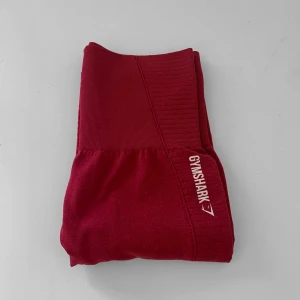 Gymshark Tights - Sänker ej priset då många är intresserade men kan fixa ett paketpris vid köp av annat!❤️Den äldre versionen av Gymshark tightsen som har contour under rumpan, röda i storlek M. 88cm långa. Använda men i fint skick. Kan hämtas i Sundbyberg eller fraktas🥰